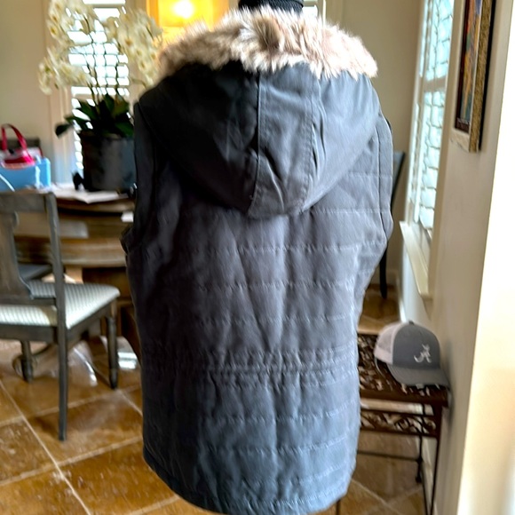 Tribal/med/hooded vest. - Picture 3 of 4